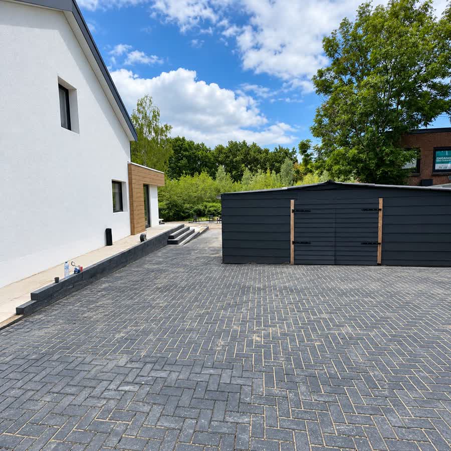 Aangelegde oprit in klinkers voor een woning